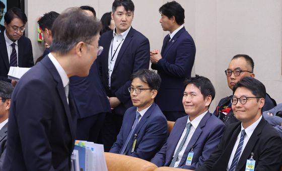 [국감] 김승원 신약로비 의혹 당시 지휘부와 대화하는 이진수