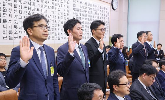 [국감] 증인 선서하는 김승원 신약 로비 의혹 수사 지휘라인