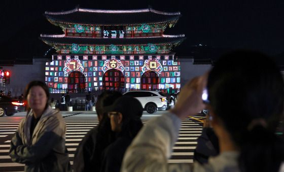 광화문 비추는 '한글날 100주년 기념 외벽 영상'