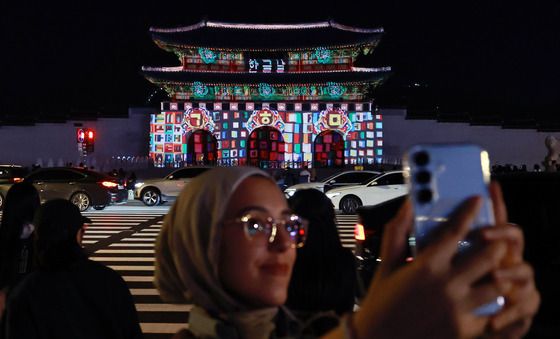 '한글날 100주년 전야제 기념' 광화문 비추는 한글