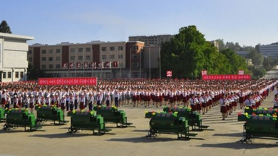 北 학생들, 당 창건 81주년 맞아 '소년'호 농기계 전달