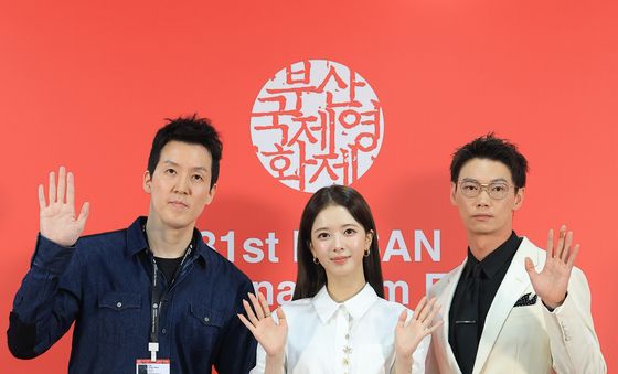 포즈 취하는 '면도' 주역들