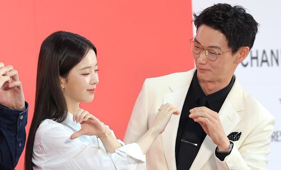 하트 만드는 노정의와 카사마츠 쇼