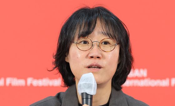 인사말 하는 '도라' 정주리 감독