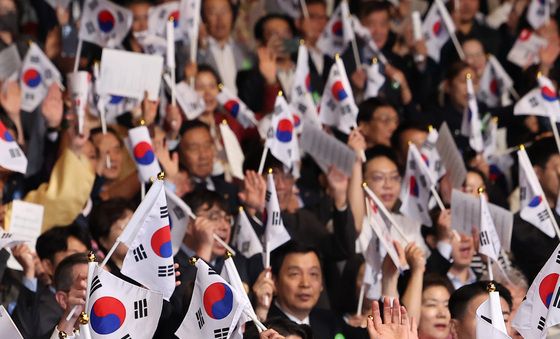 만세 삼창하는 한성숙 국무총리