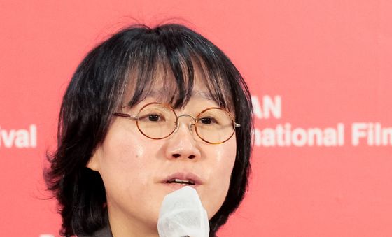 부산 찾은 '도라' 정주리 감독