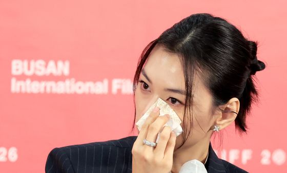 눈물 닦는 김도연