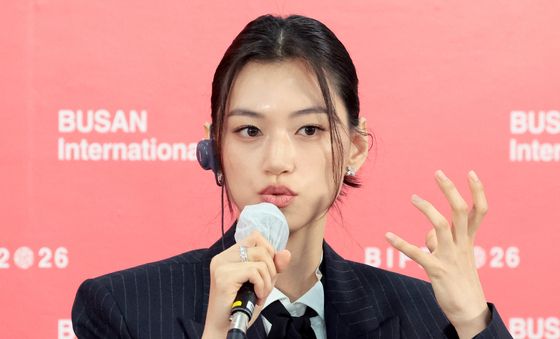 취재진 질문에 답하는 김도연
