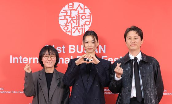 포즈 취하는 '도라' 주역들