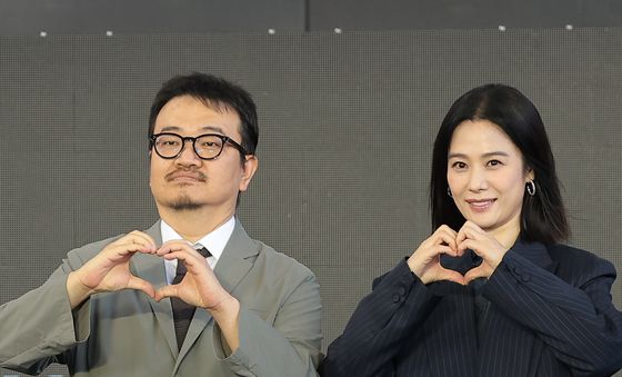 포즈 취하는 연상호 감독과 김현주