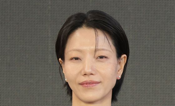 옅은 미소 짓는 김신록
