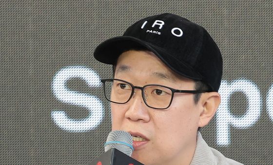 인사말 하는 한준희 감독