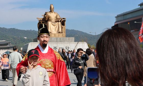 한글날 '세종대왕과 함께 사진을'