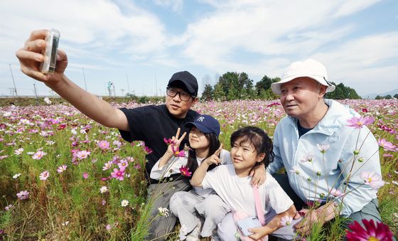 맑고 쾌청한 가을 하늘 아래에서