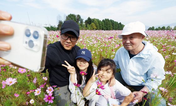 3대가 함께 즐기는 코스모스 축제