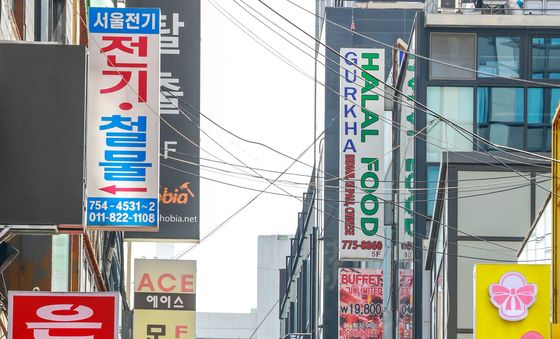 580돌 한글날, '거리에는 한글과 뒤섞인 외국어 간판'