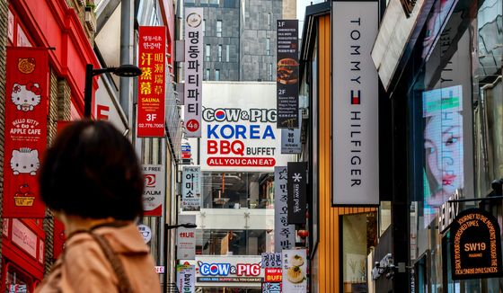 거리 곳곳에 설치된 외국어 간판