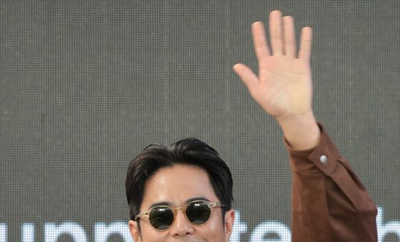 전석호, 반가운 손 인사