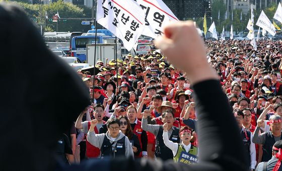 공공노동자 총력투쟁 결의대회에서 구호 외치는 양대노총