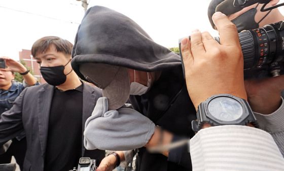 취재진 질문에 묵묵부답, 나주 부부 살인 피의자