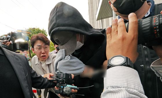 묵묵부답 호송차 타는 나주 부부 살인 피의자