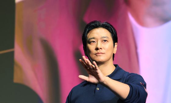 주지훈, AI 손인사