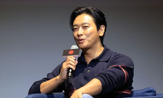 주지훈, 왼손 두번째 손가락 반지 반짝반짝