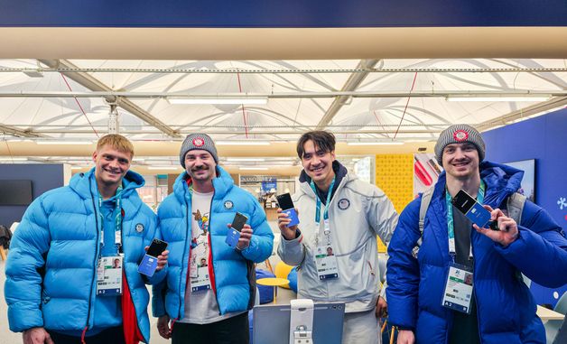 갤럭시 Z 플립7 올림픽 에디션 전달 받은 미국 봅슬레이팀