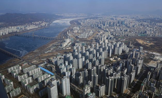 李대통령 "집값 안정, 무슨 수를 써서라도 성공시킬 것"