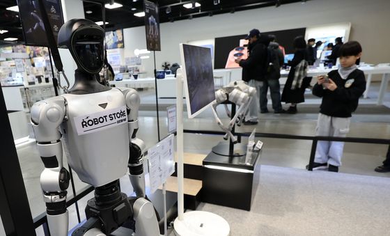 '마트에서 장보며 로봇 산다'…이마트, 휴머노이드 로봇 판매