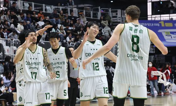 승리의 기쁨 나누는 DB 선수들