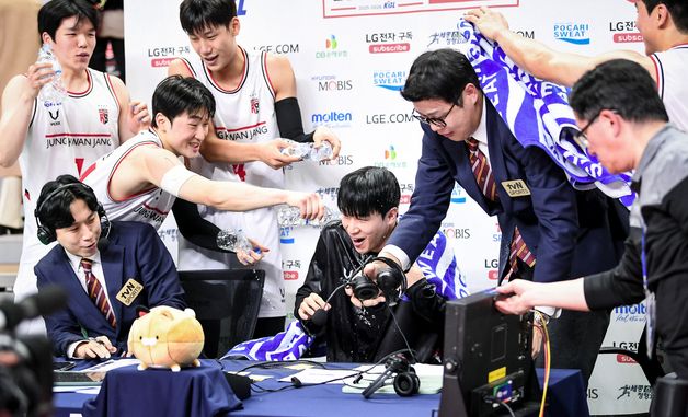 승리 물세례 맞는 전성현