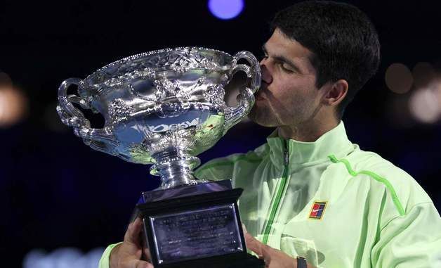 우승컵에 입맞추는 알카라스