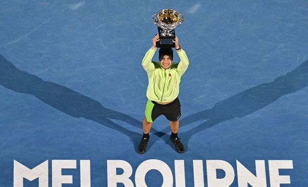 '테니스 세계 1위' 알카라스, 트로피 번쩍
