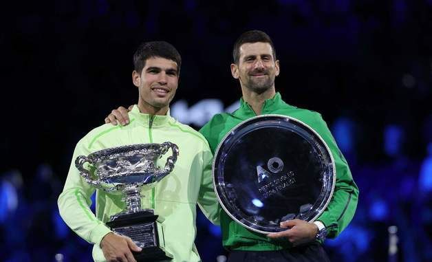 나란히 기념 촬영하는 알카라스·조코비치