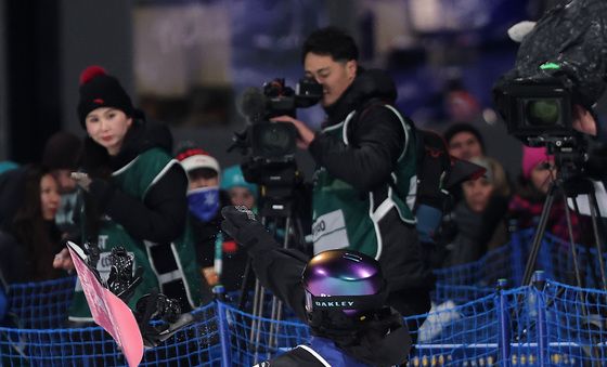 보드 던지는 유승은