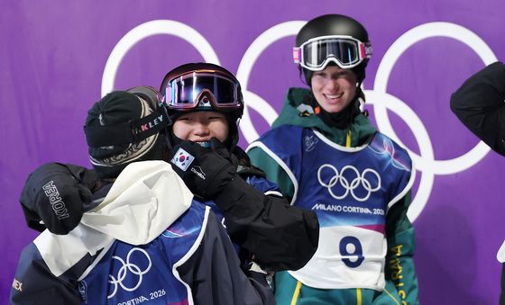 무라세 코코모와 포옹하는 유승은