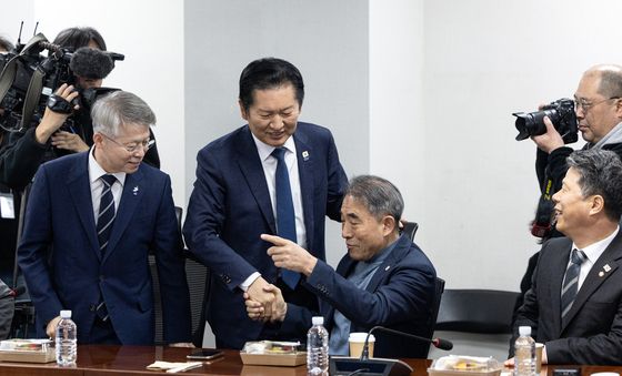 재선 의원들과 인사하는 정청래 대표