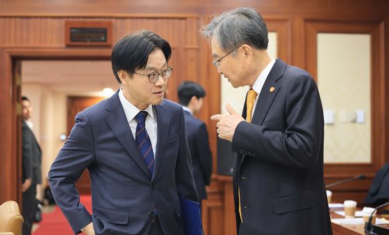 대화 나누는 조현 장관·김정관 장관