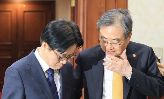 귀엣말 나누는 조현 장관·김정관 장관