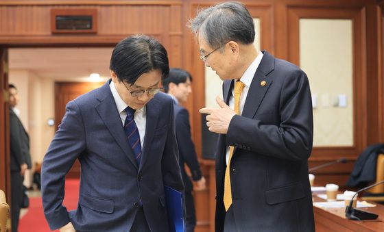 대화 나누는 조현 장관·김정관 장관