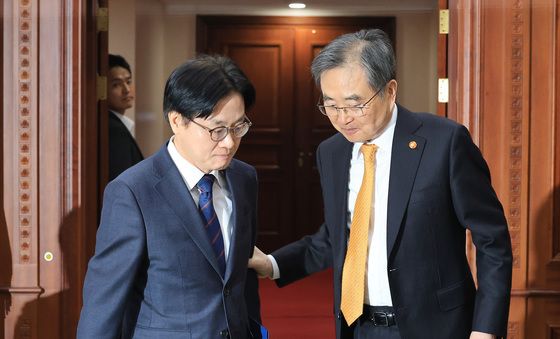 대화 나누는 조현 장관·김정관 장관