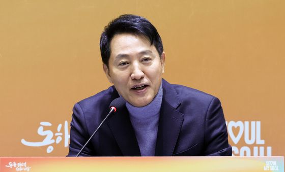 취재진 질문에 답변하는 오세훈 서울시장