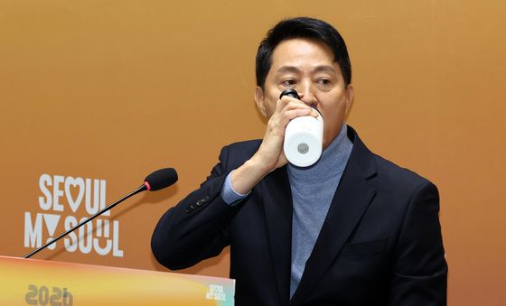 취재진 질문 들으며 목 축이는 오세훈 시장