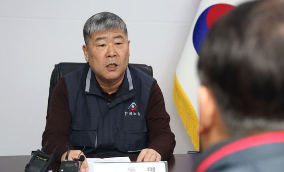 간담회 인사말하는 김동명 위원장