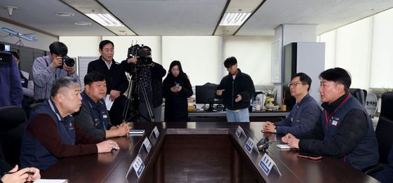 마주 앉은 양대노총 위원장