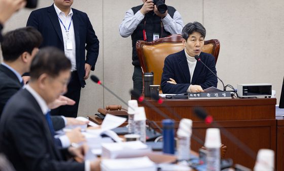 발언하는 윤건영 행안위 법안심사1소위원장