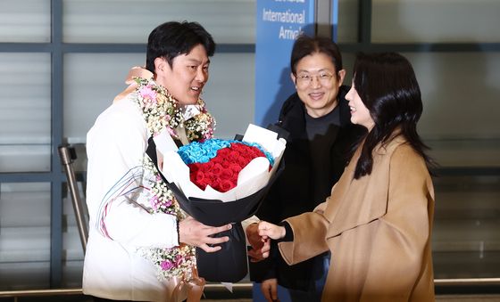 아내에게 꽃다발 받는 김상겸