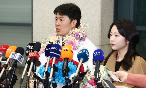 취재진 질의 답변하는 김상겸