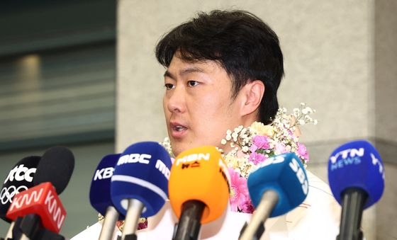 취재진 질의 답변하는 김상겸